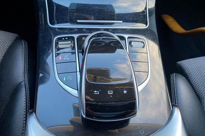 Grå Mercedes C220 d fra 2015 set indefra