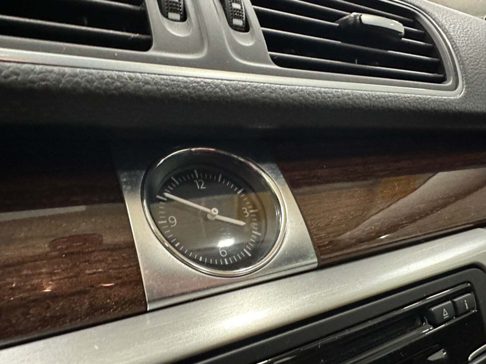 Grå VW Passat fra 2012