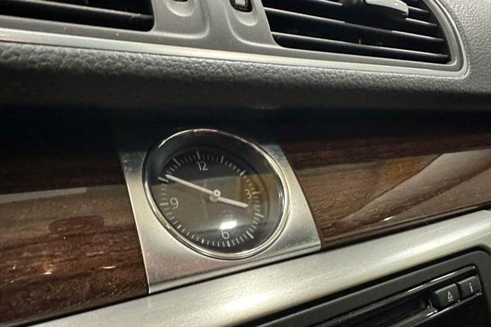 Grå VW Passat fra 2012