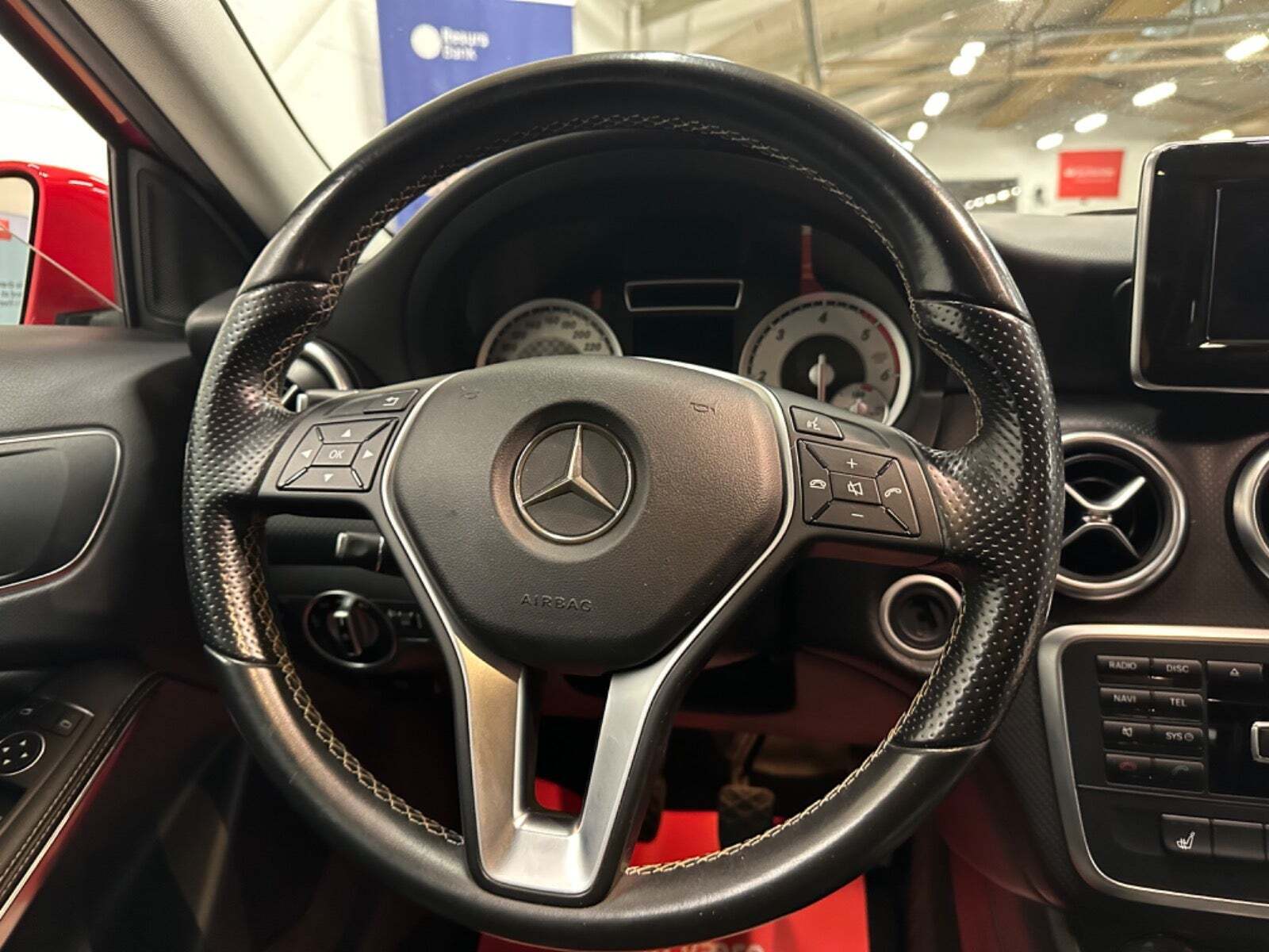 Rød Mercedes A200 fra 2015 set indefra
