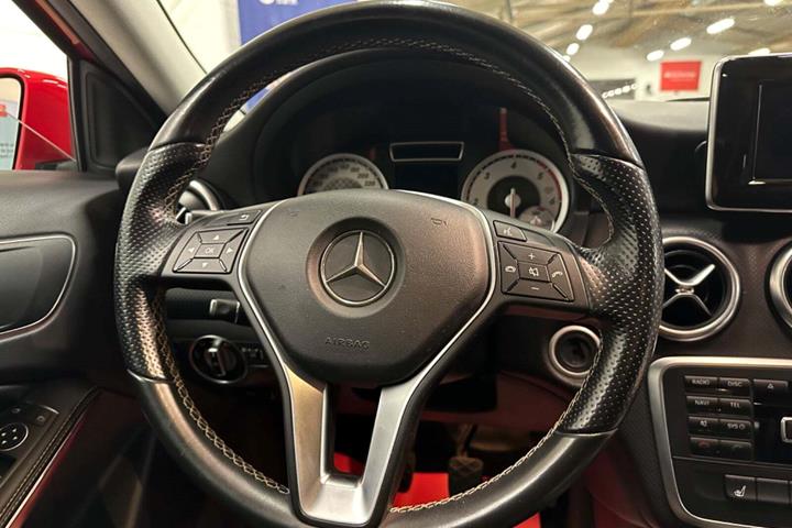 Rød Mercedes A200 fra 2015 set indefra