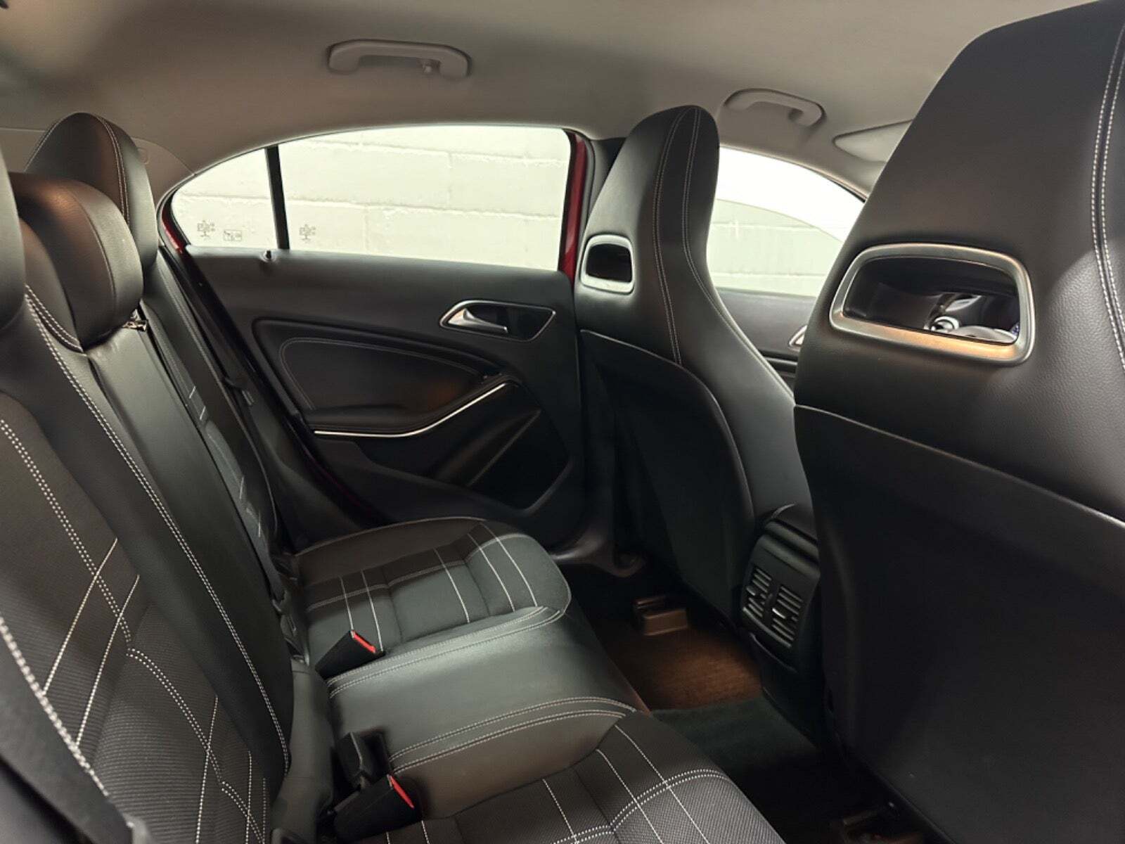 Rød Mercedes A200 fra 2015 set indefra