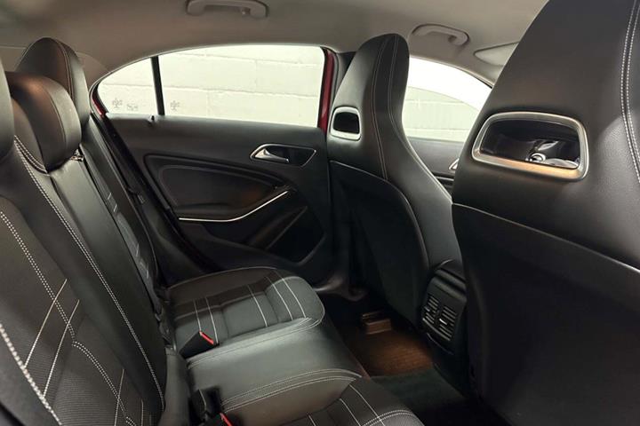Rød Mercedes A200 fra 2015 set indefra