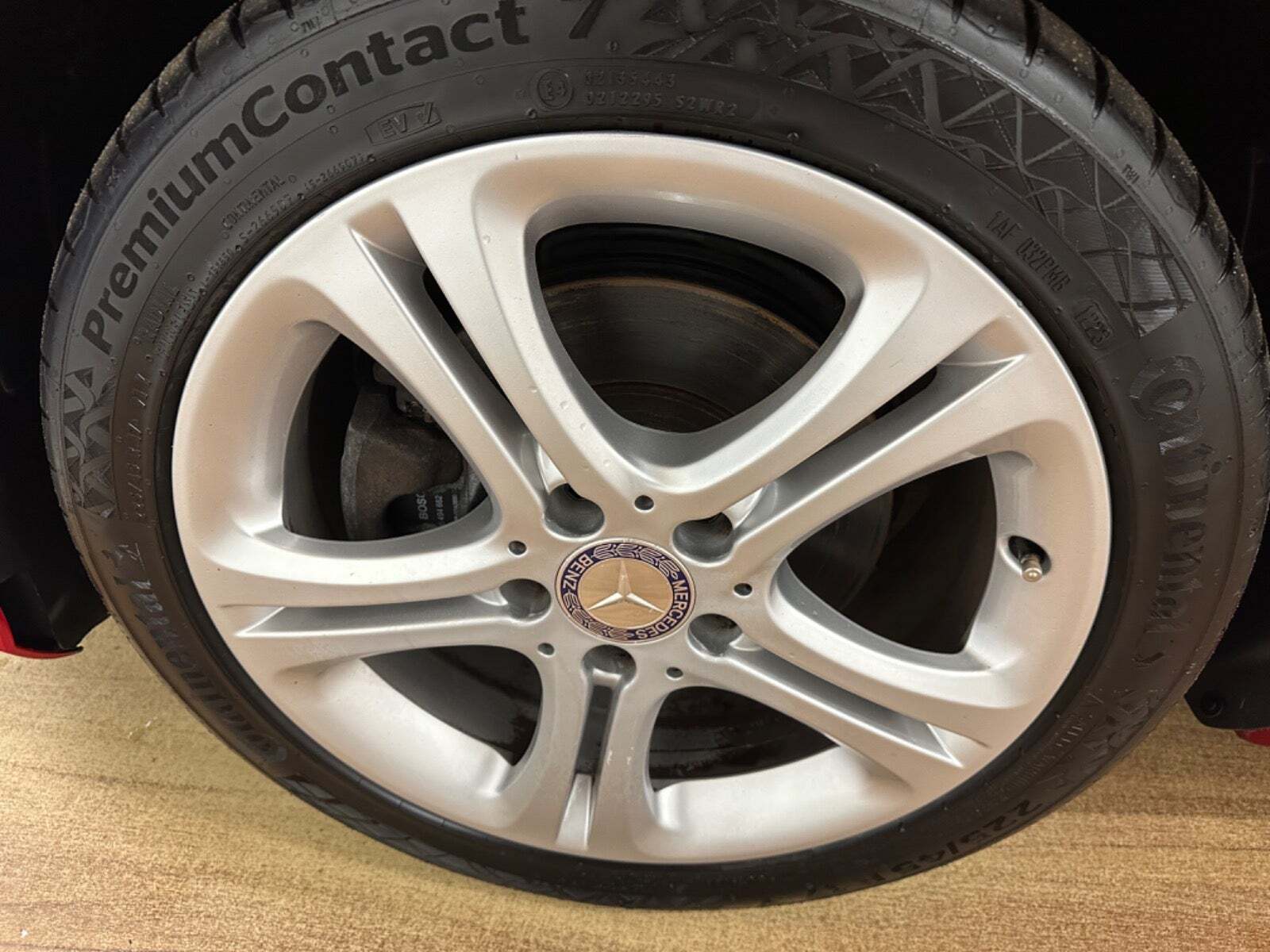 Rød Mercedes A200 fra 2015 set udefra