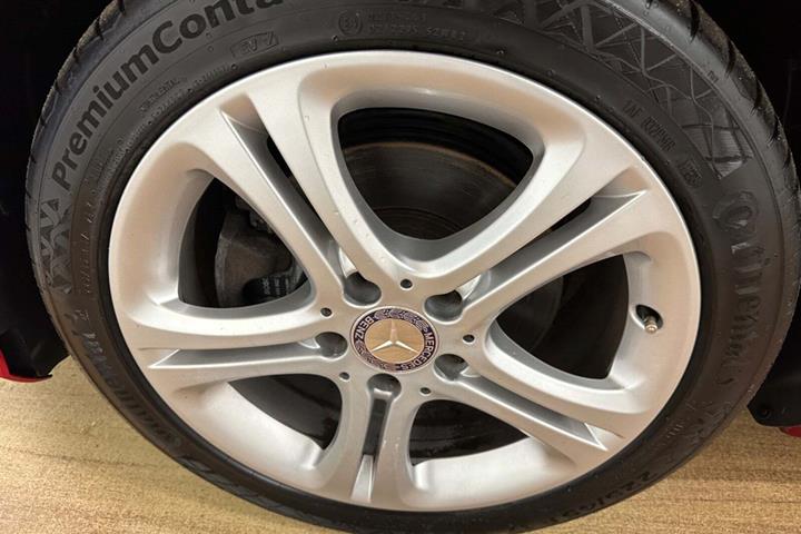 Rød Mercedes A200 fra 2015 set udefra