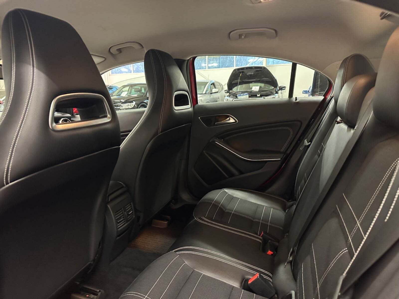 Rød Mercedes A200 fra 2015 set indefra