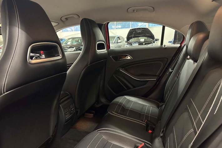 Rød Mercedes A200 fra 2015 set indefra