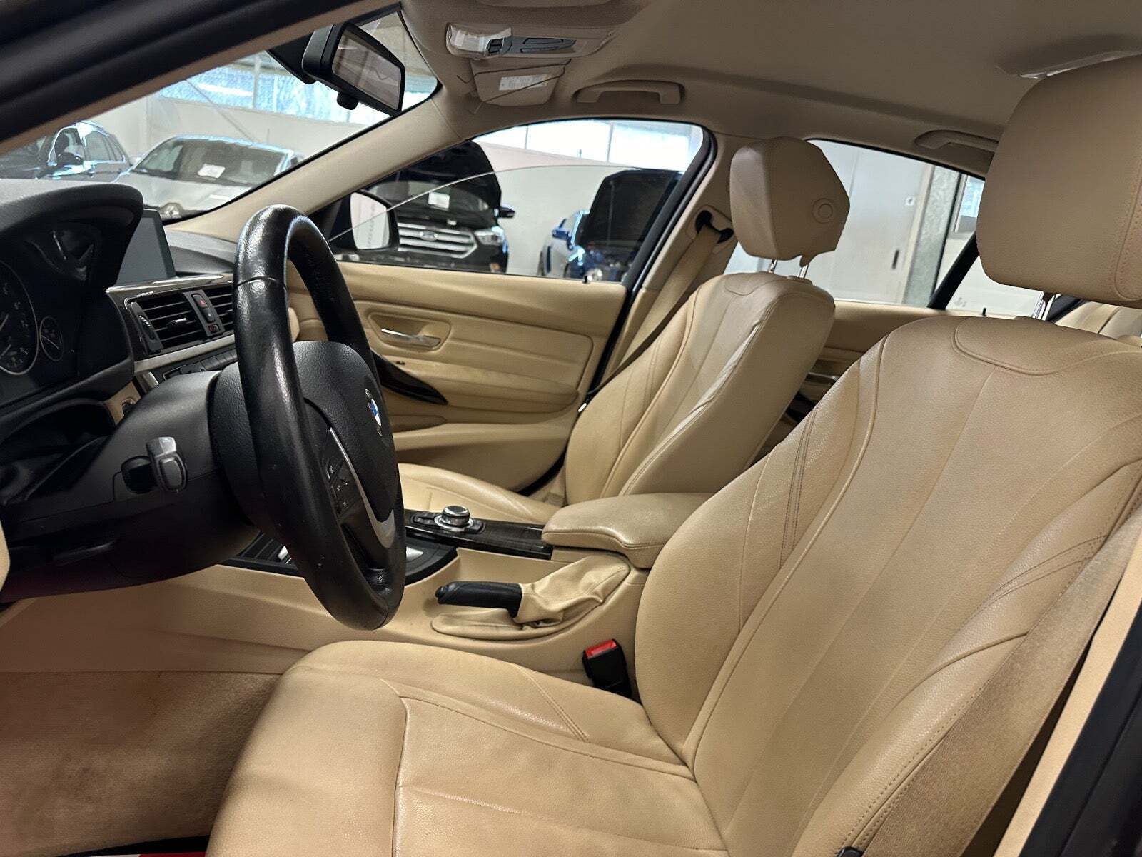 Brun BMW 328i fra 2012