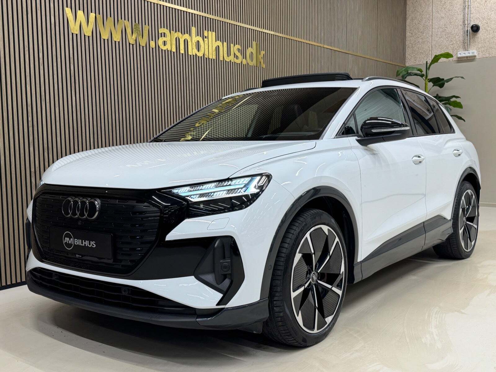 Hvid Audi Q4 e-tron fra 2023 set udefra