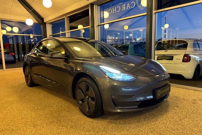 Grå Tesla Model 3 fra 2023 set udefra
