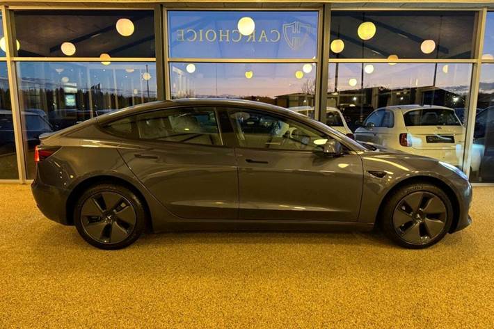 Grå Tesla Model 3 fra 2023