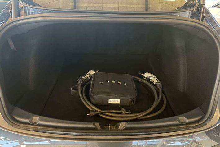 Grå Tesla Model 3 fra 2023