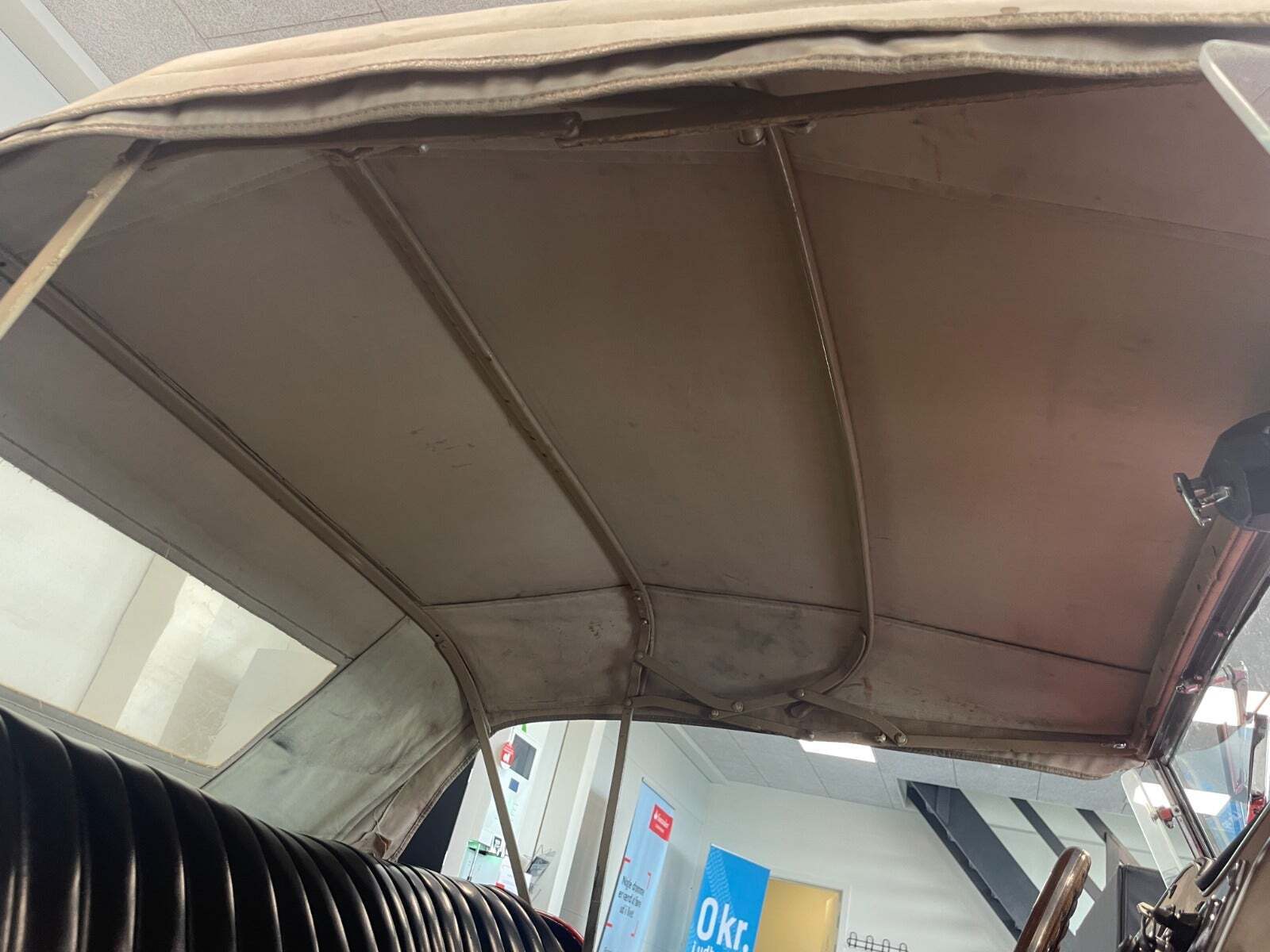 Rød MG TD fra 1953 set indefra