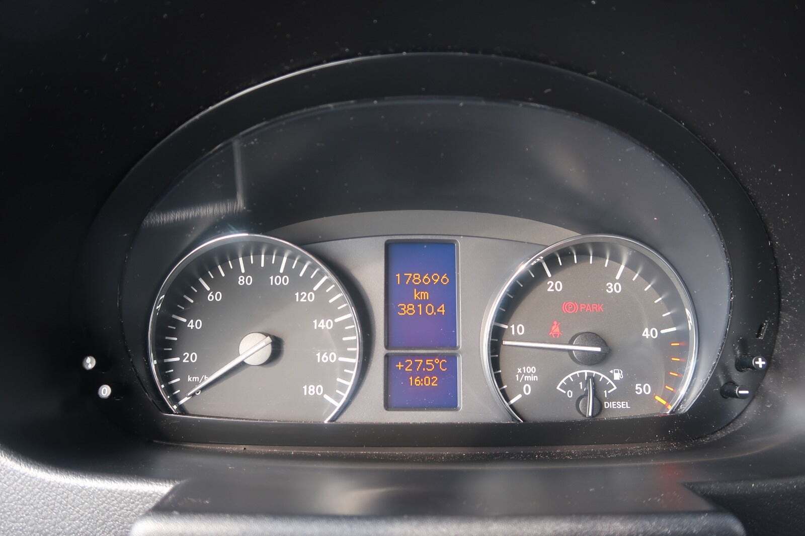 Rød Mercedes Sprinter 316 fra 2018 set indefra