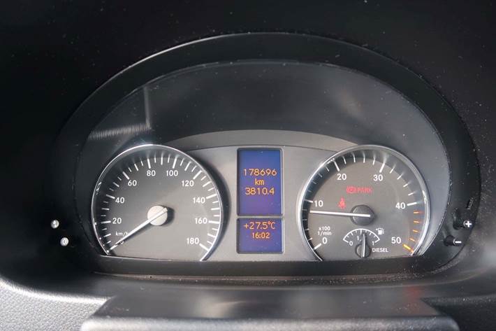 Rød Mercedes Sprinter 316 fra 2018 set indefra