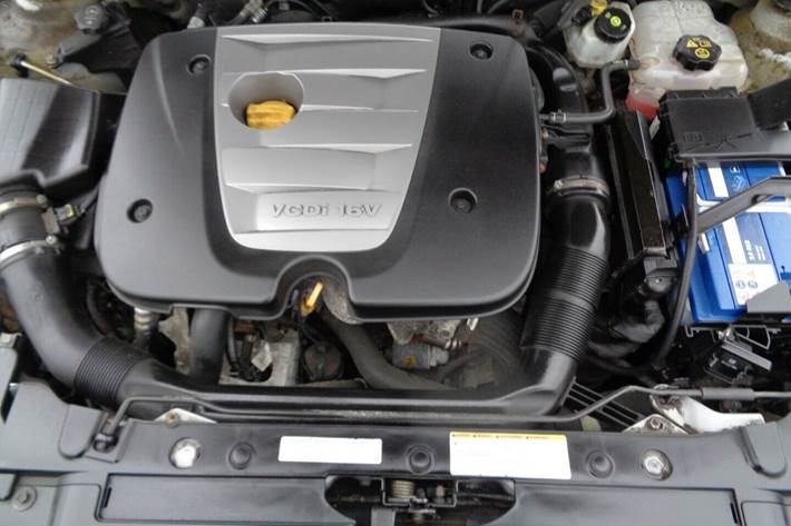 Sølv Chevrolet Cruze fra 2009 set udefra