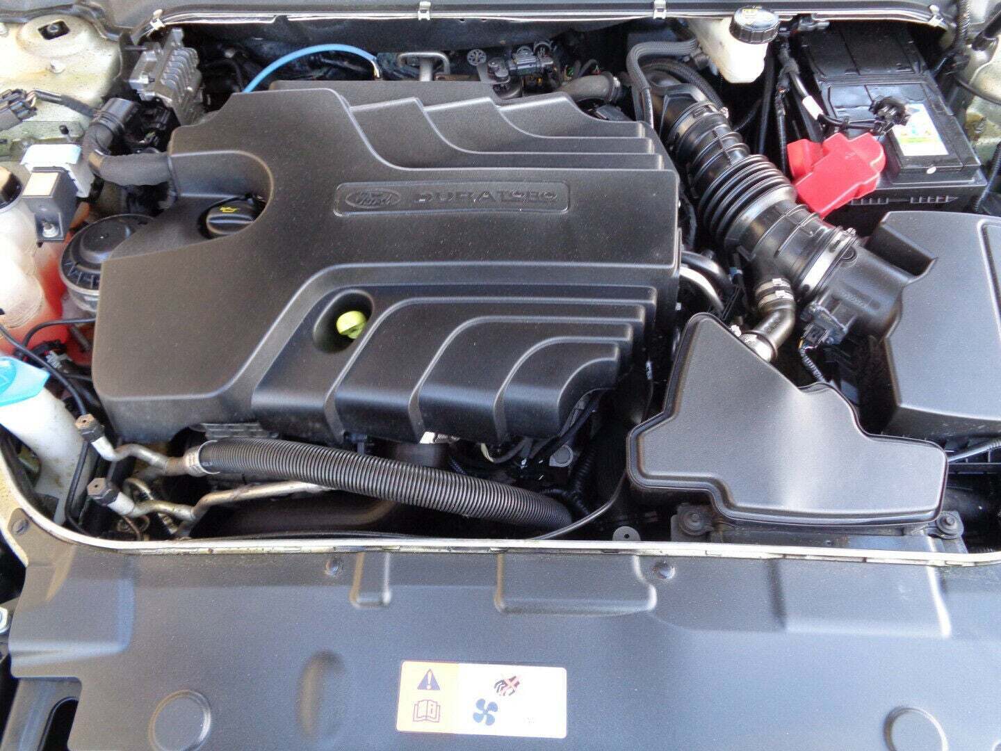 Beige Ford Mondeo fra 2015