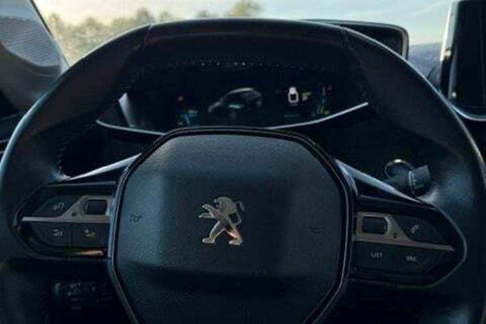 Blå Peugeot e-208 fra 2020