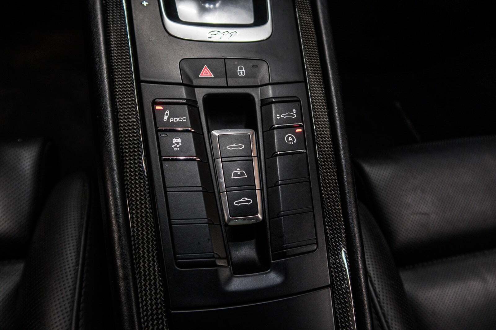 Blå Porsche 911 Turbo S fra 2017 set indefra