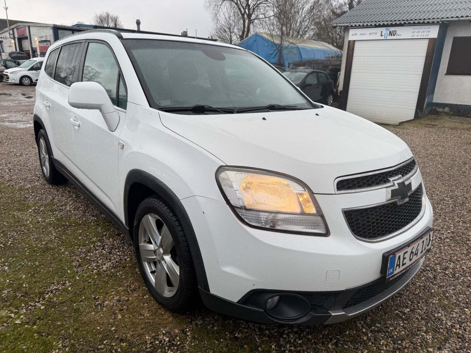 Hvid Chevrolet Orlando fra 2012 set udefra