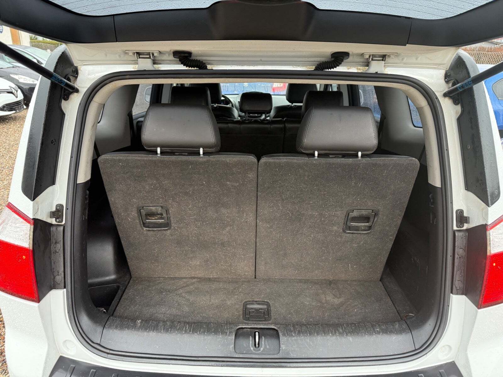 Hvid Chevrolet Orlando fra 2012 set indefra