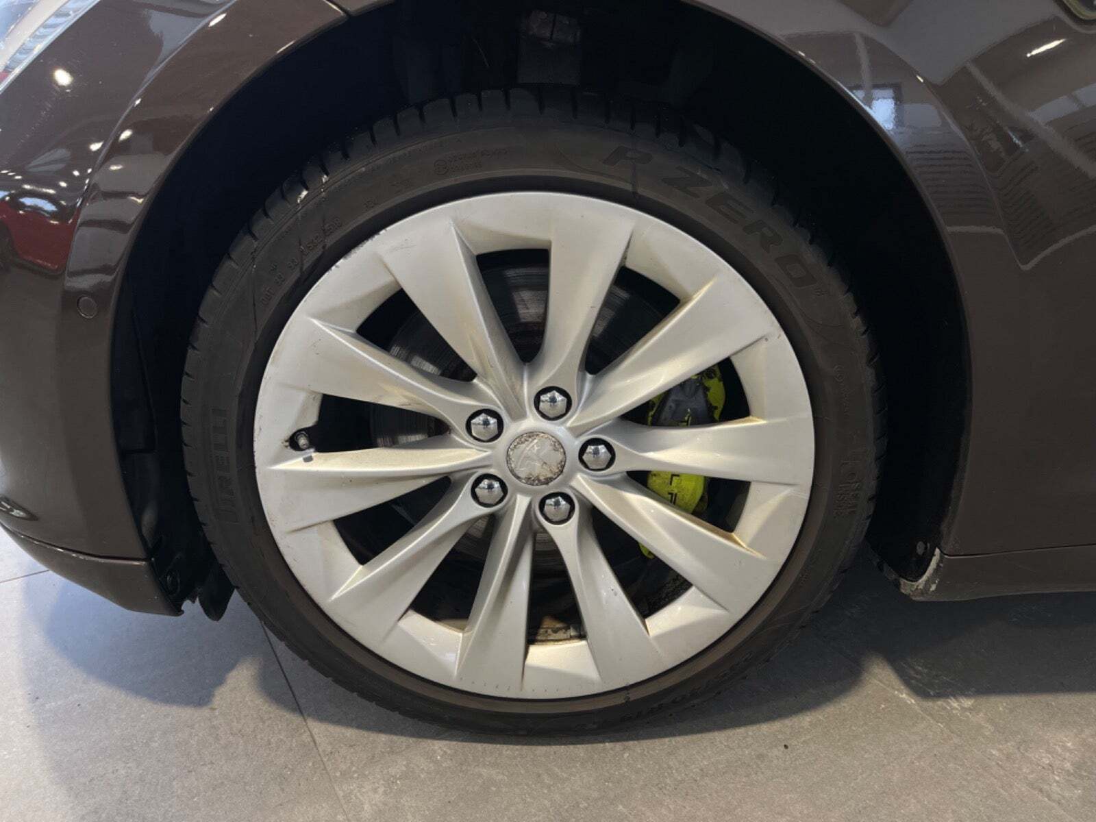 Brun Tesla Model S fra 2015 set udefra