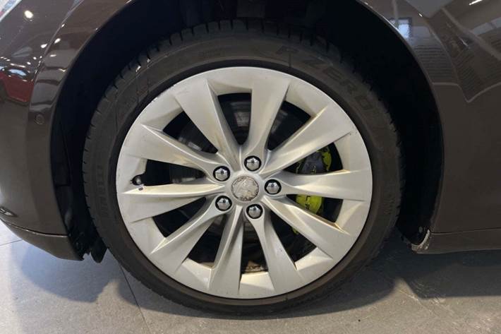 Brun Tesla Model S fra 2015 set udefra