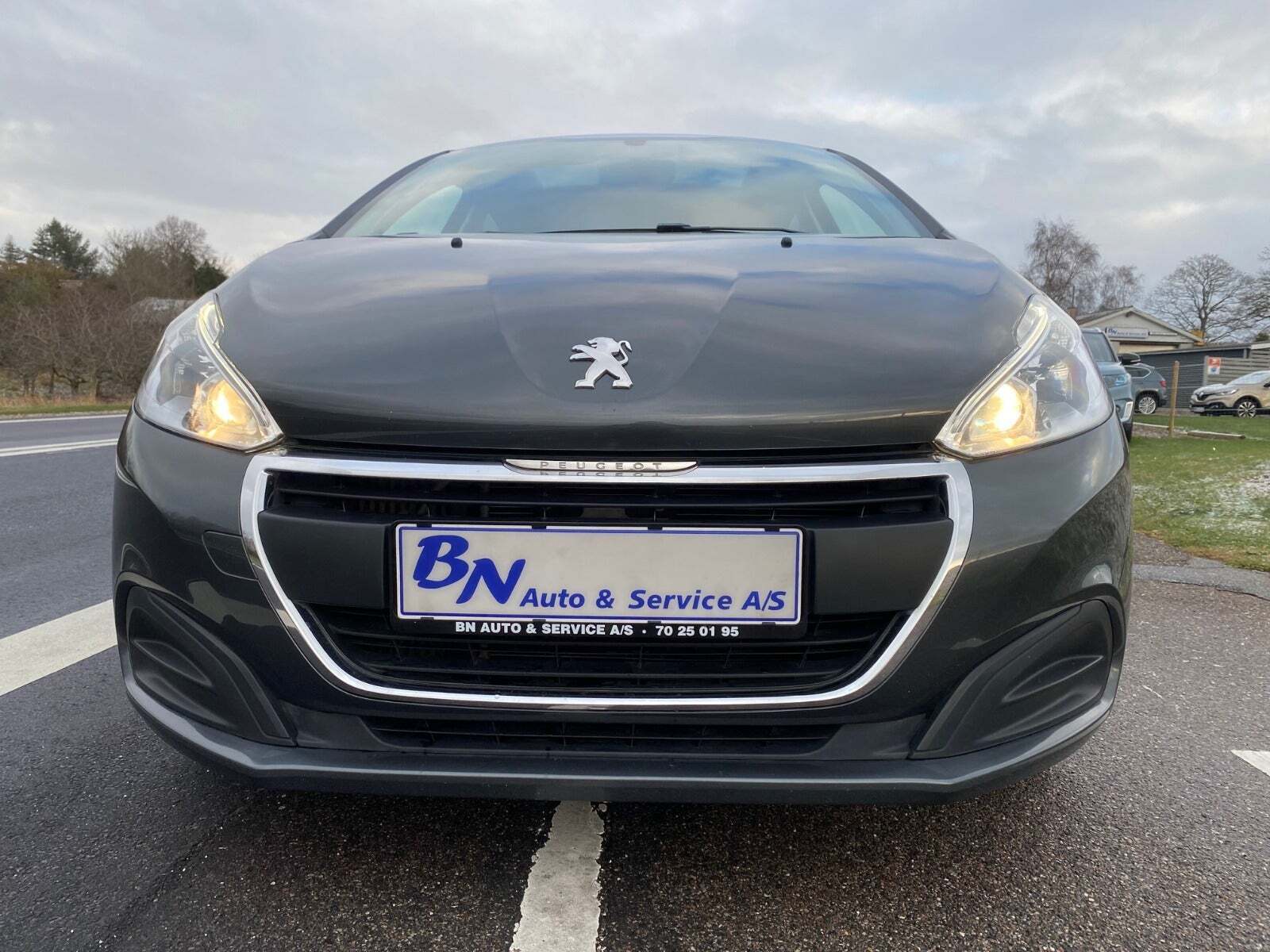 Grå Peugeot 208 fra 2016