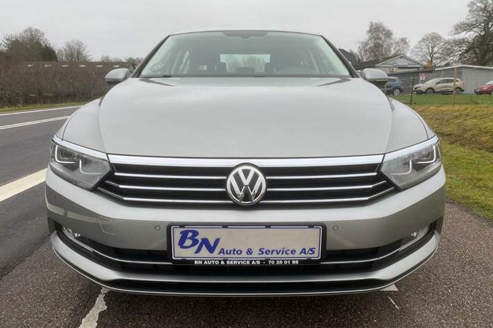 Sølv VW Passat fra 2015