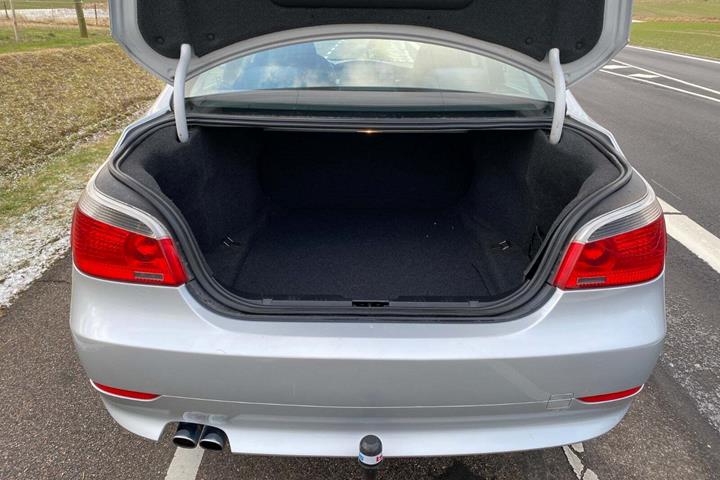 Sølv BMW 530i fra 2003