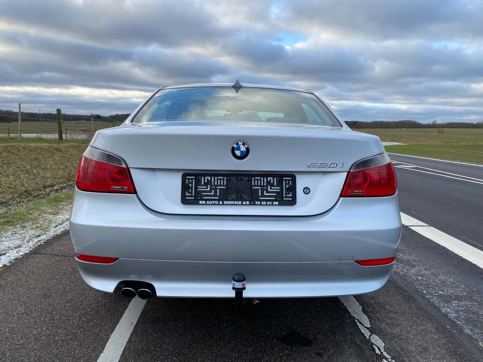 Sølv BMW 530i fra 2003
