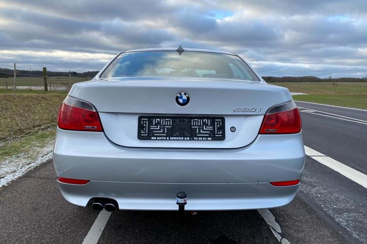 Sølv BMW 530i fra 2003