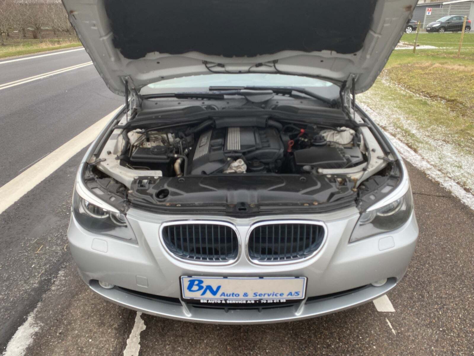 Sølv BMW 530i fra 2003