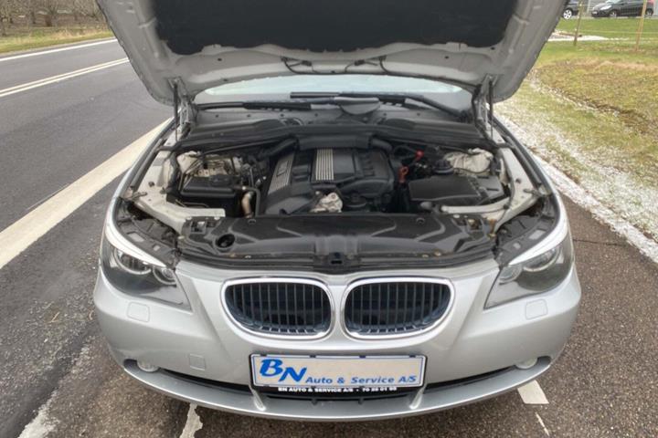 Sølv BMW 530i fra 2003