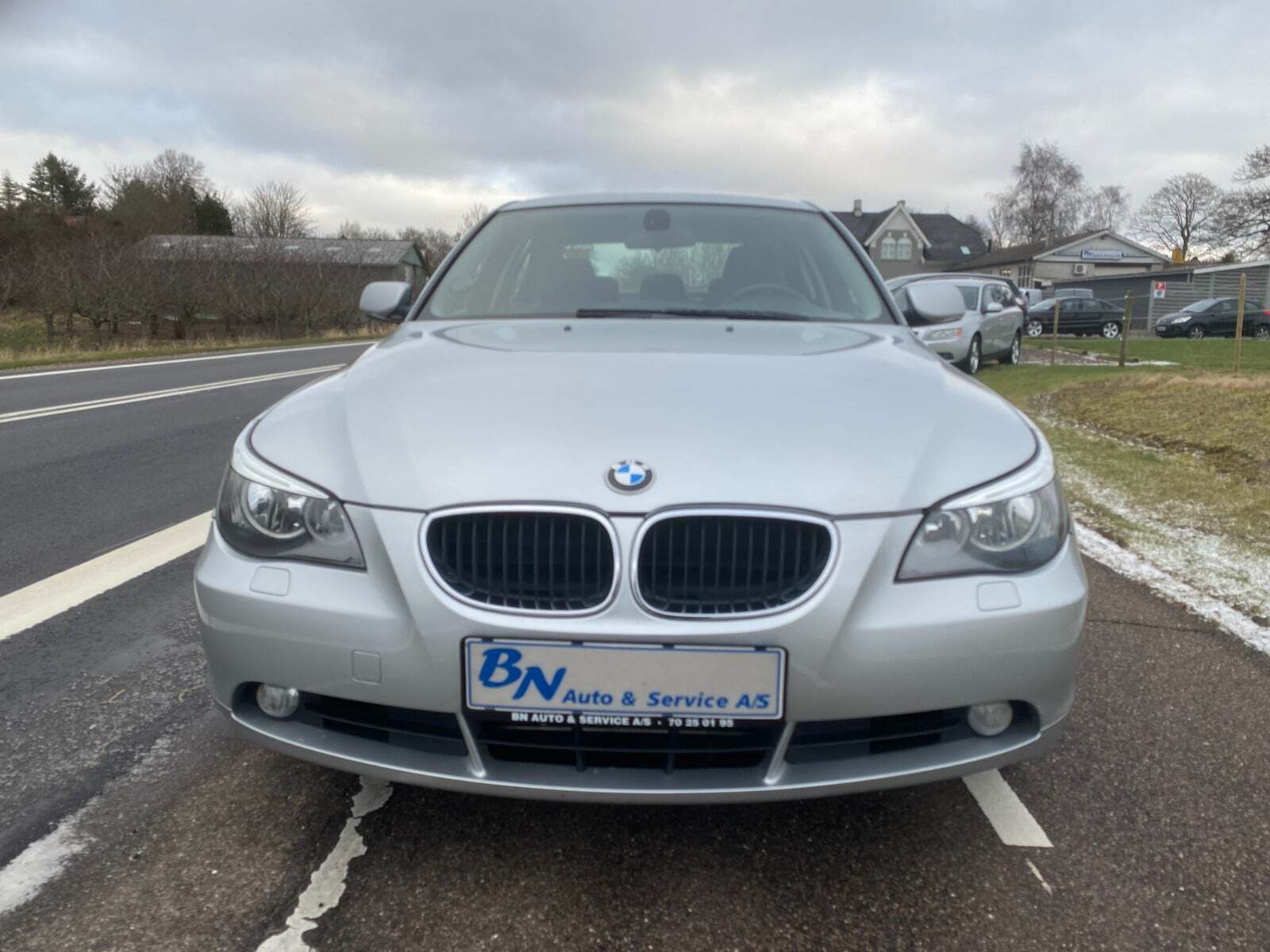 Sølv BMW 530i fra 2003
