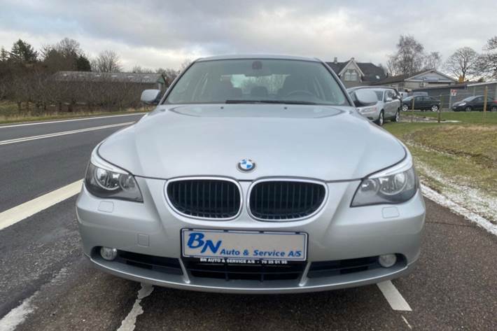 Sølv BMW 530i fra 2003