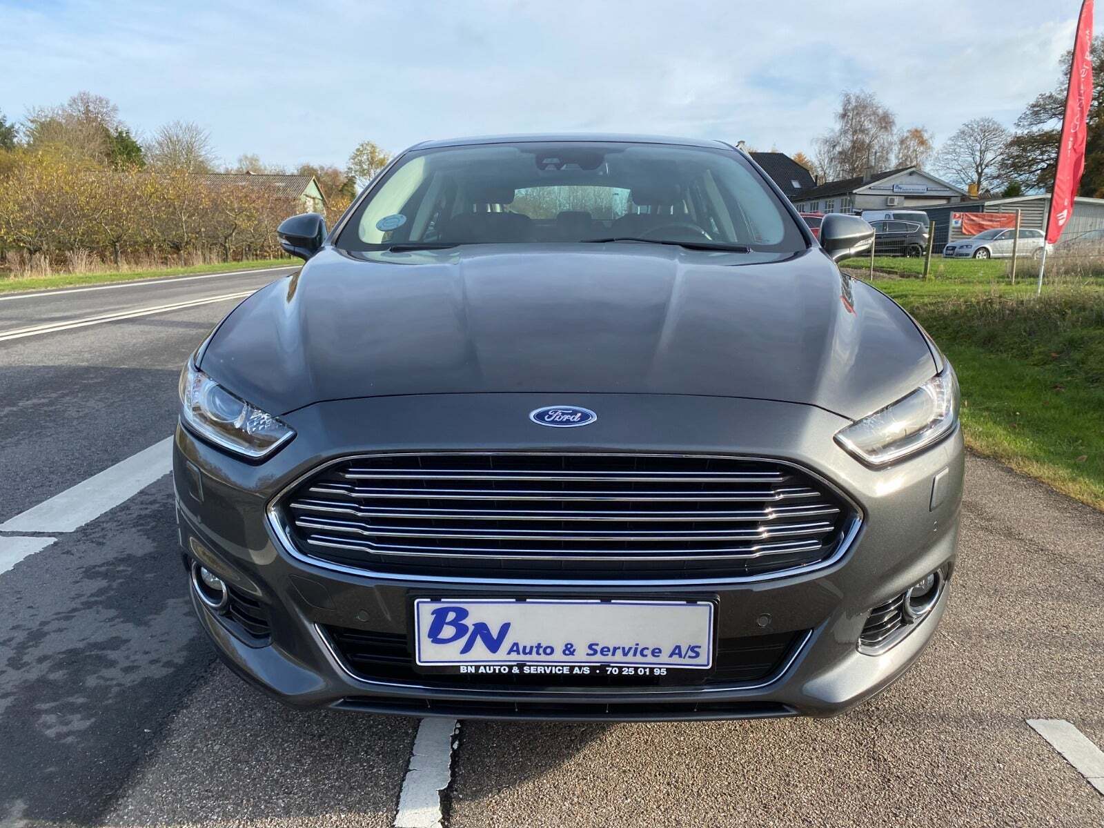 Grå Ford Mondeo fra 2018