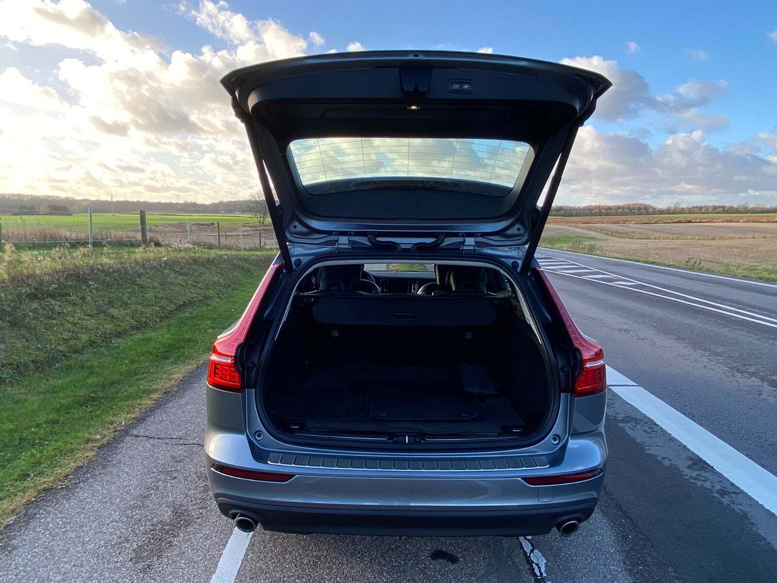 Grå Volvo V60 fra 2020 set udefra