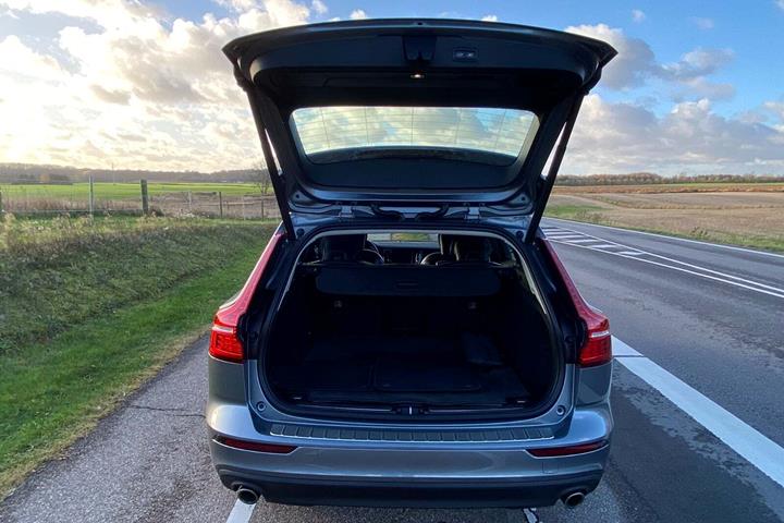 Grå Volvo V60 fra 2020 set udefra