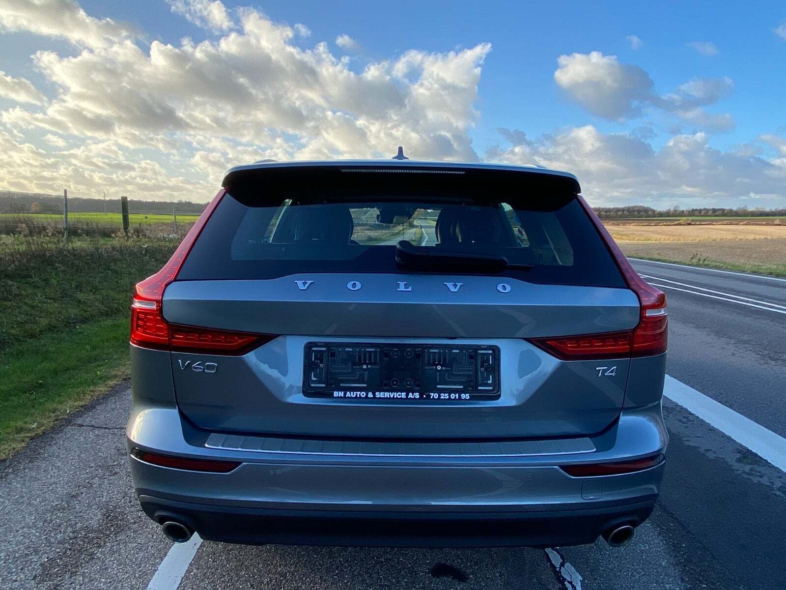 Grå Volvo V60 fra 2020 set udefra