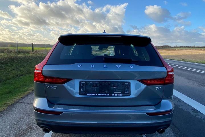 Grå Volvo V60 fra 2020 set udefra