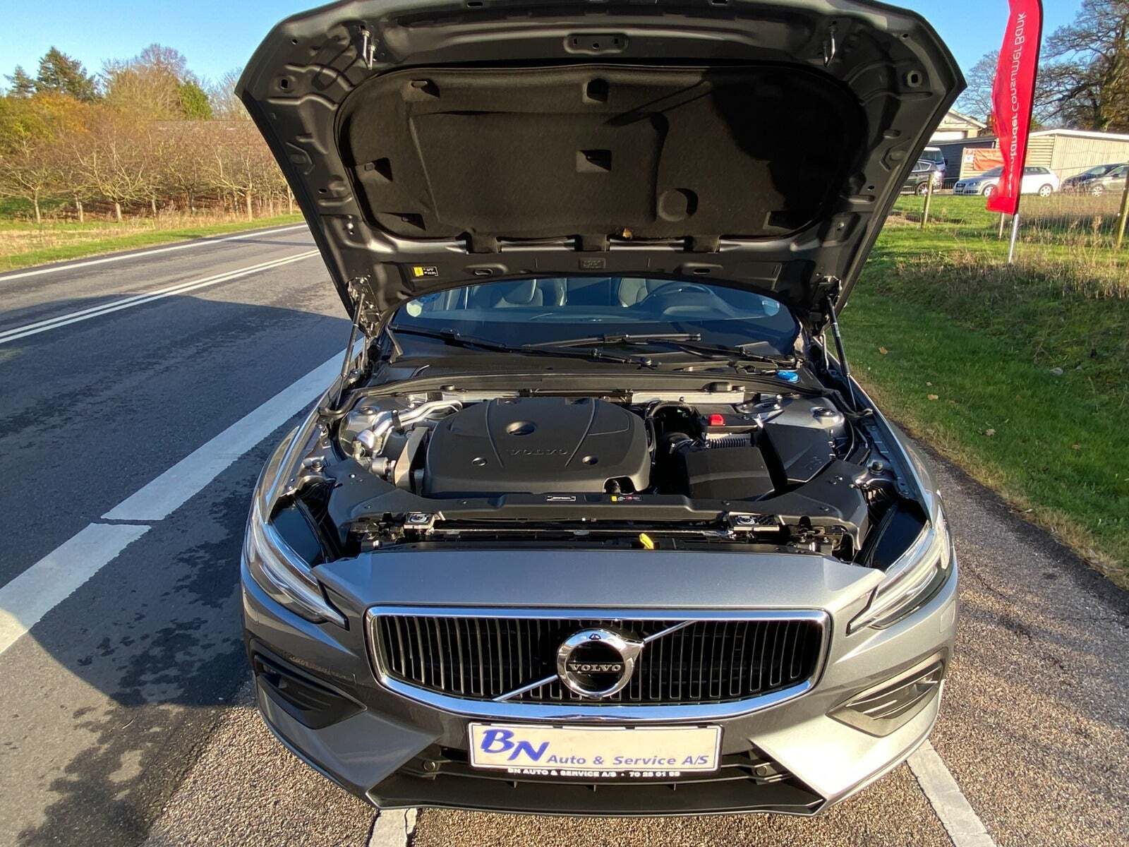 Grå Volvo V60 fra 2020 set udefra