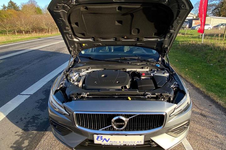 Grå Volvo V60 fra 2020 set udefra