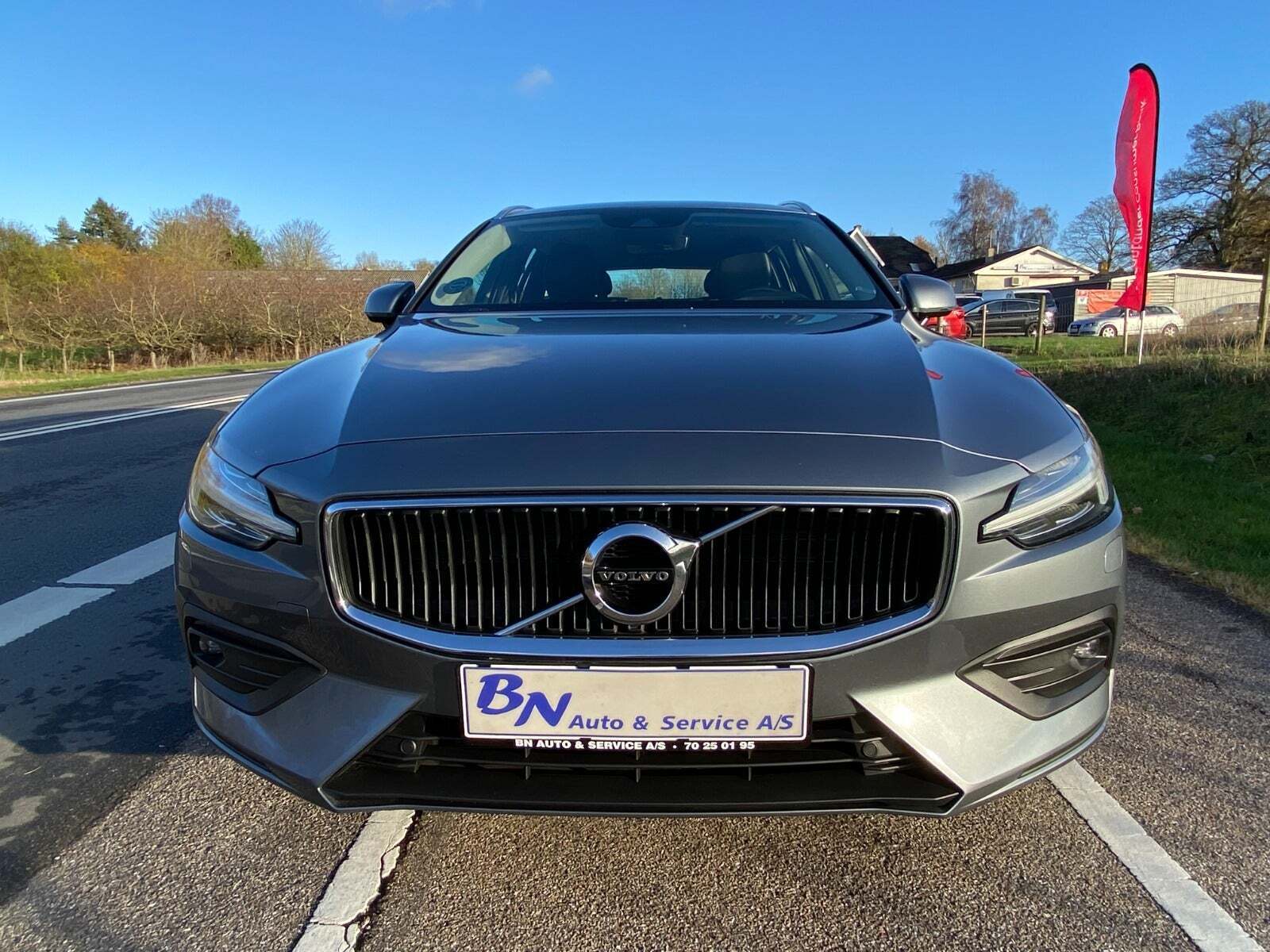 Grå Volvo V60 fra 2020 set udefra