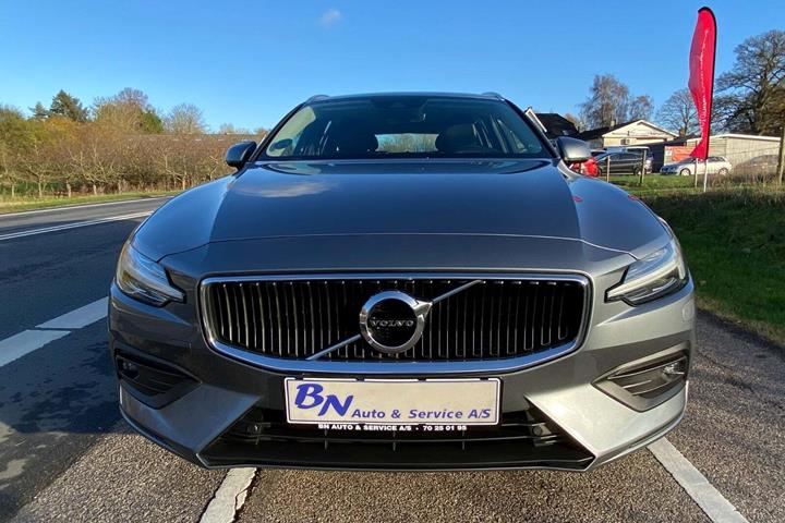 Grå Volvo V60 fra 2020 set udefra