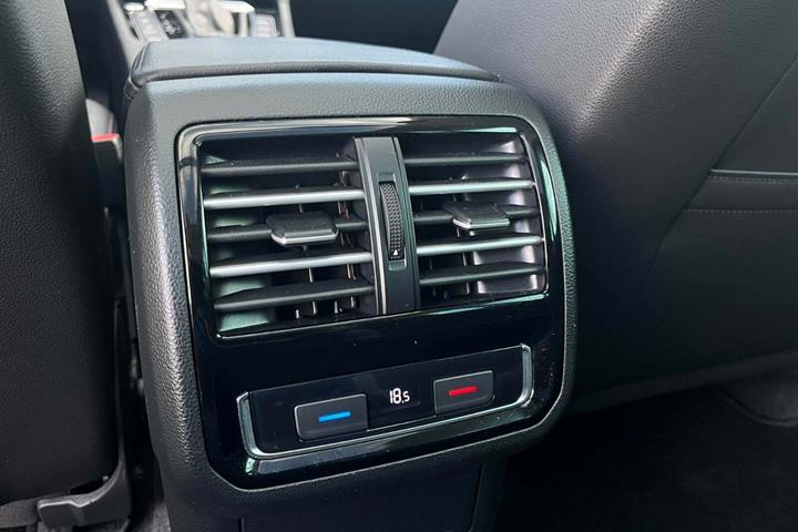 Blå VW Passat fra 2016