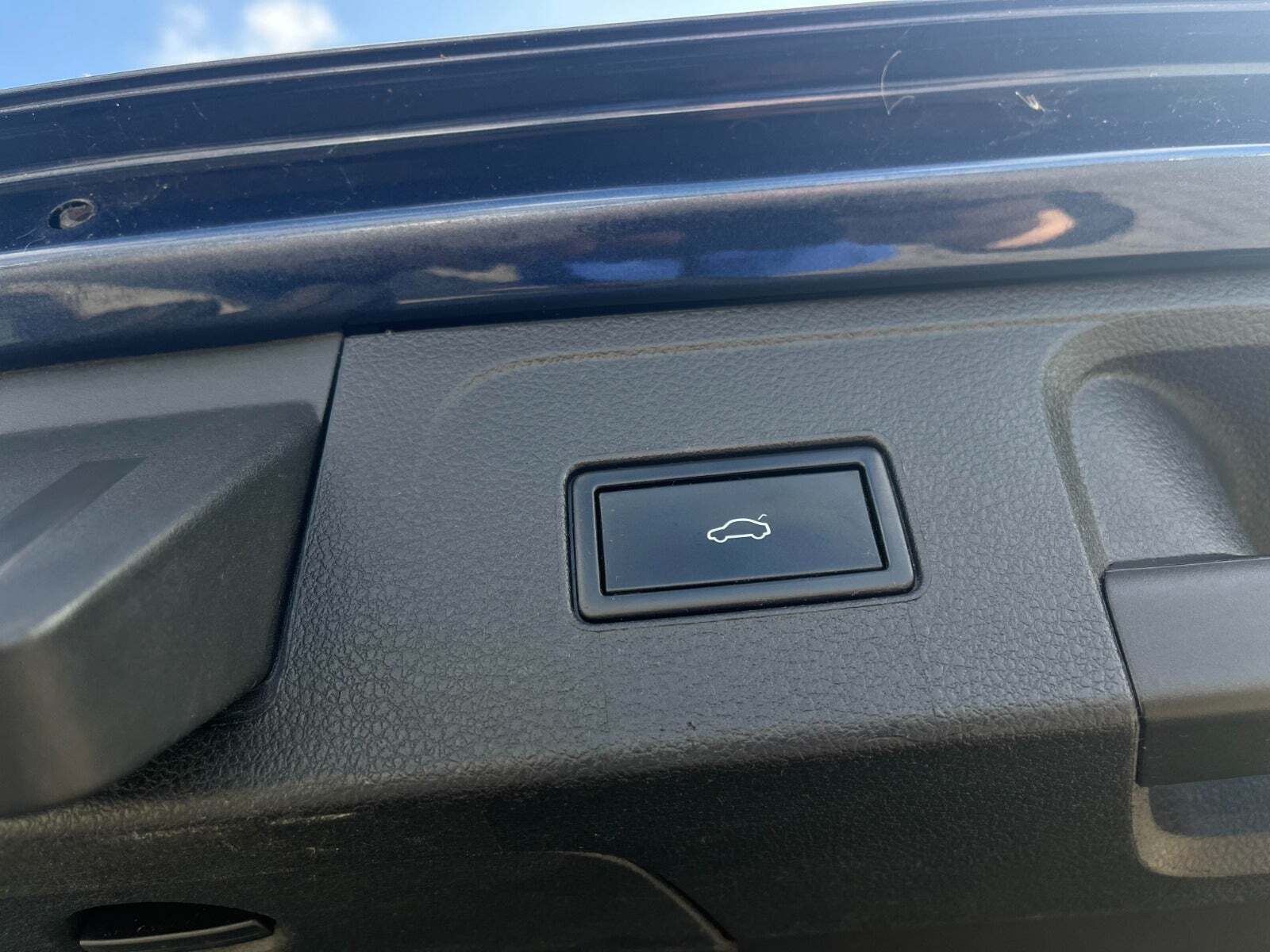 Blå VW Passat fra 2016