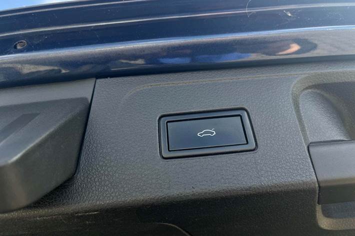 Blå VW Passat fra 2016