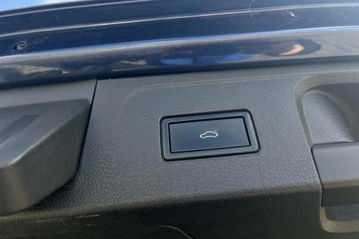 Blå VW Passat fra 2016