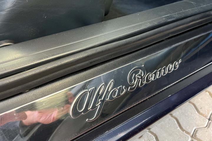 Blå Alfa Romeo GTV fra 1999 set udefra